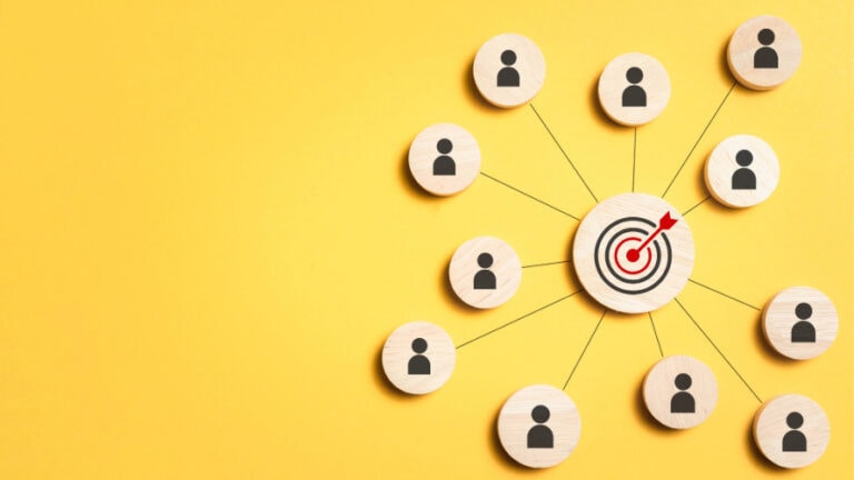 target with red arrow in bullseye connected to icons of people by strings